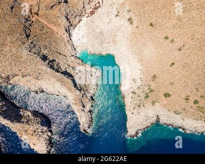 Vista dall'alto dal drone della limania seitana o dalla spiaggia di Agiou Stefanou con acque turchesi a Chania, Akrotiri, Creta, Grecia. Foto Stock