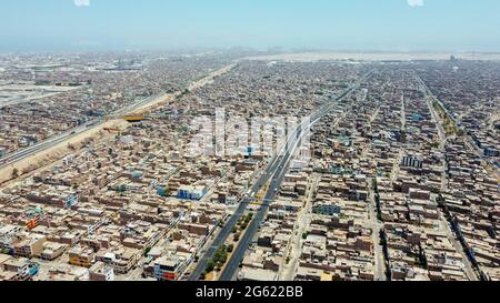 Veduta aerea del quartiere di San Martin de Porres e del fiume Rimac situato a nord della capitale di Lima Foto Stock