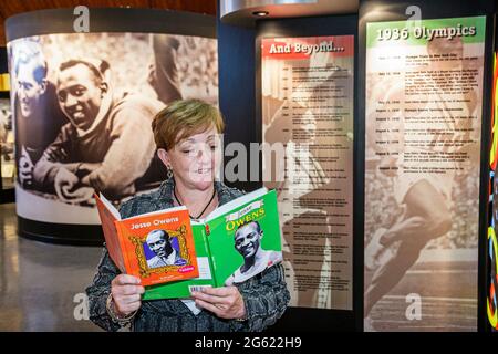 Alabama Oakville Jesse Owens Memorial Park & Museum, campione olimpico runner mostra donna donna donna lettura libro all'interno, Foto Stock