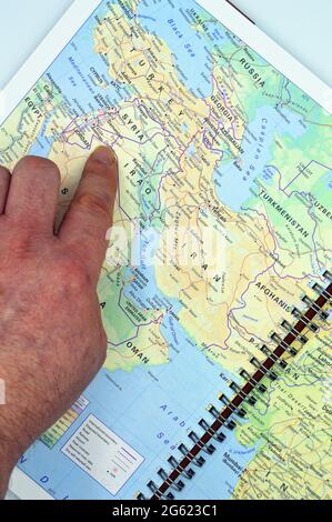 Mappa geografica del Medio Oriente con puntamento a mano Foto Stock