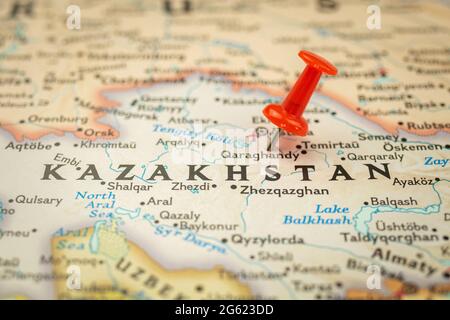 Posizione Kazakistan, mappa di viaggio con closeup segnapunto a spinta, concetto di viaggio in Asia Foto Stock