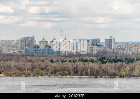 Kiev, Ucraina - 27 aprile 2021: Vista panoramica della città con case a Kiev, Ucraina. Foto Stock
