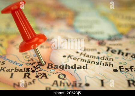 Location Baghdad in Iraq, mappa di viaggio con punto di spinta closeup marcatore, Asia viaggio concetto Foto Stock