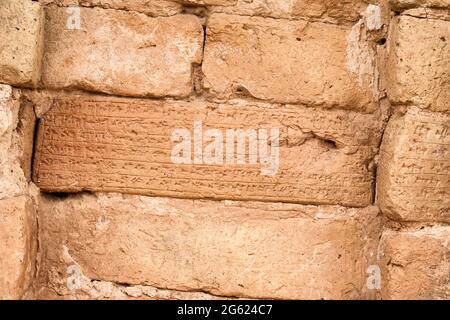 Chogha Zanbil, mattone con iscrizione cuneiforme, Ziggrat (ziqqrat) degli antichi Elamiti, Provincia di Khuzestan, Iran, Persia, Asia occidentale, Asia Foto Stock