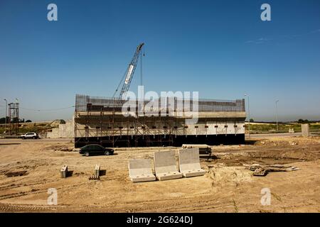 Dnepropetrovsk, Ucraina - 06.26.2021: Costruzione del supporto del viadotto automobilistico. Costruzione di una nuova tangenziale. Foto Stock