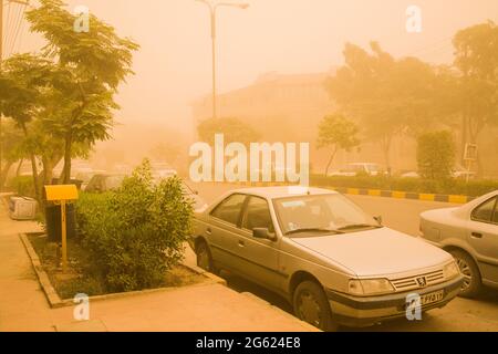 Violenta tempesta di sabbia nella capitale, Ahvas, Provincia di Khuzestan, Iran, Persia, Asia occidentale, Asia Foto Stock