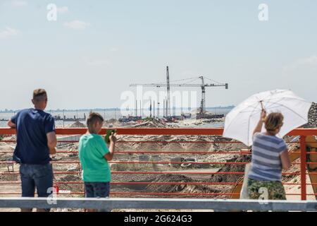 Nowy Swiat, Polonia. 1 giugno 2021. Il sito di costruzione di un corso d'acqua che collega la Laguna di Vistola con il Golfo di Danzica (Przekop Mierzei Wislanej) è visto in Nowy Swiat, Vistula Spit, Polonia il 1 luglio 2021 controverso il canale di Vistola Spit è curiosamente sotto costruzione canale attraverso la sezione polacca della Vistola Spit che creerà un secondo collegamento tra la Laguna di Vistola e la Baia di Danzica (Mar Baltico) (Foto di Vadim Pacajev/Sipa USA) Credit: Sipa USA/Alamy Live News Foto Stock