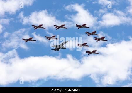 Ottawa, Ontario, Canada - 1 luglio 2021: Gli Snowbirds della Royal Canadian Air Force volano in formazione con un jet dimostrativo CF-18 il Canada Day. Foto Stock