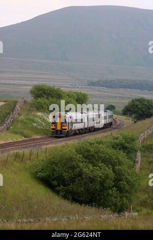 Due dmu della classe settentrionale 158 visti tra il viadotto Ribblehead e Blea Moor Signal Box sulla linea Settle to Carlisle giovedì 1 luglio 2021. Foto Stock