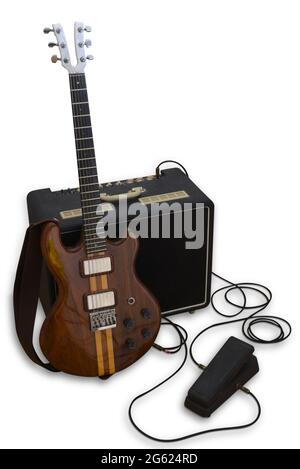 Chitarra elettrica rock anni ottanta con collo in alluminio, pickup humbucker, amplificatore e pedale wah-wah. Foto Stock