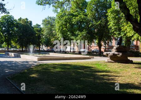 Statua di Geza Gyoni e fontana in piscina, Deak ter, Sopron, Ungheria Foto Stock