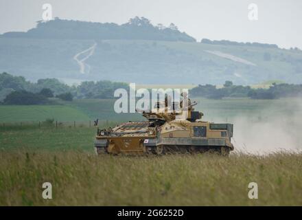 esercito britannico Guerriero FV510 veicolo di combattimento di fanteria in azione su un esercizio militare, Wiltshire, Regno Unito Foto Stock