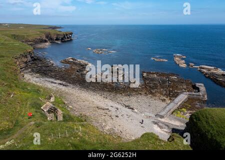 Vista aerea dell'insediamento costiero storico di Auckengill, Caithness, Scozia. Foto Stock