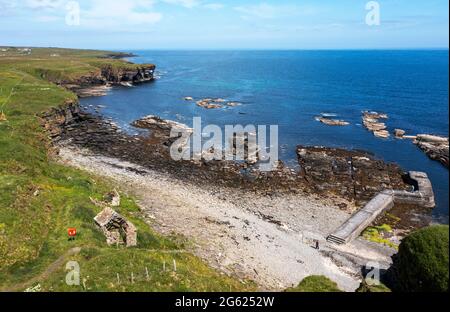 Vista aerea dell'insediamento costiero storico di Auckengill, Caithness, Scozia. Foto Stock