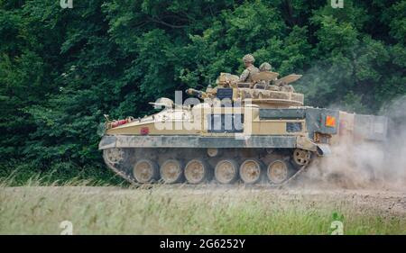 esercito britannico Guerriero FV510 veicolo di combattimento di fanteria in azione su un esercizio militare, Wiltshire, Regno Unito Foto Stock