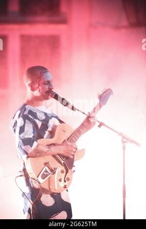 Stupinigi, Italia. 01 luglio 2021. Il cantante e cantautore italiano Andrea Venerus, nome di scena Venerus, si esibisce dal vivo per la sua prima data del tour "magica Musica", davanti ad un'arena in vendita, alla Palazzina di Caccia di Stupinigi. (Foto di Alessandro Bosio/Pacific Press) Credit: Pacific Press Media Production Corp./Alamy Live News Foto Stock