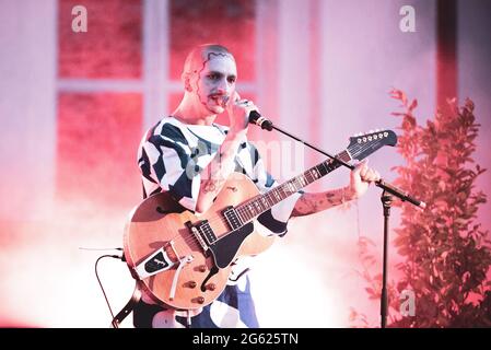 Stupinigi, Italia. 01 luglio 2021. Il cantante e cantautore italiano Andrea Venerus, nome di scena Venerus, si esibisce dal vivo per la sua prima data del tour "magica Musica", davanti ad un'arena in vendita, alla Palazzina di Caccia di Stupinigi. (Foto di Alessandro Bosio/Pacific Press) Credit: Pacific Press Media Production Corp./Alamy Live News Foto Stock