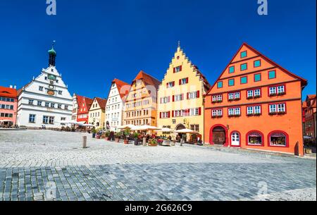 Rothenburg ob der Tauber, Germania. Piazza principale (Marktplatz o Piazza del mercato) della città medievale in Baviera, vista panoramica. Foto Stock