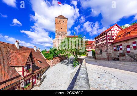 Norimberga, Germania. Vista di Kaiserburg e della Torre di epoca nel centro storico di Norimberga in Franconia, Baviera. Foto Stock