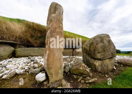 Pietra in piedi presso la tomba di Knowth Passage Foto Stock