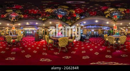 LAS VEGAS, USA - MAGGIO, 2017: Panorama hdri senza giunture completo vista a 360 gradi in un casinò vip di lusso d'élite interno con file di slot machine in stile rosso i. Foto Stock