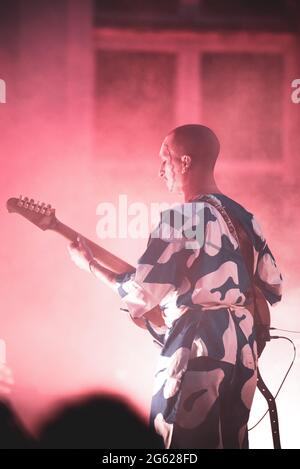 Stupinigi, Italia. 01 luglio 2021. Il cantante e cantautore italiano Andrea Venerus, nome di scena Venerus, si esibisce dal vivo per la sua prima data del tour "magica Musica", davanti ad un'arena in vendita, alla Palazzina di Caccia di Stupinigi. (Foto di Alessandro Bosio/Pacific Press/Sipa USA) Credit: Sipa USA/Alamy Live News Foto Stock