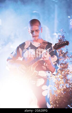 Stupinigi, Italia. 01 luglio 2021. Il cantante e cantautore italiano Andrea Venerus, nome di scena Venerus, si esibisce dal vivo per la sua prima data del tour "magica Musica", davanti ad un'arena in vendita, alla Palazzina di Caccia di Stupinigi. (Foto di Alessandro Bosio/Pacific Press/Sipa USA) Credit: Sipa USA/Alamy Live News Foto Stock