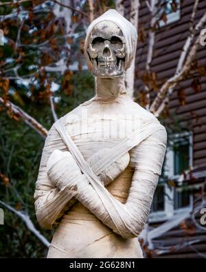 Costume mummy avvolto per una festa di Halloween. Foto Stock