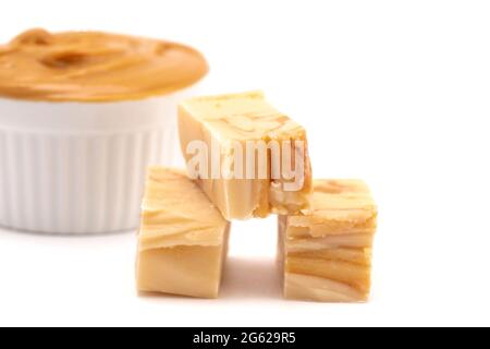 Swirly Burro di arachidi Fudge isolato su uno sfondo bianco Foto Stock