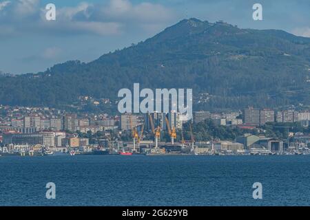 paesaggio della ria de vigo con la città e la montagna sullo sfondo in un pomeriggio estivo Foto Stock