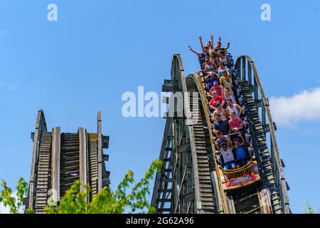 Hershey, Pennsylvania, USA – 27 giugno 2021: I visitatori di Hersheypark cavalcano le prime montagne russe in legno a doppio circuito degli Stati Uniti. Foto Stock