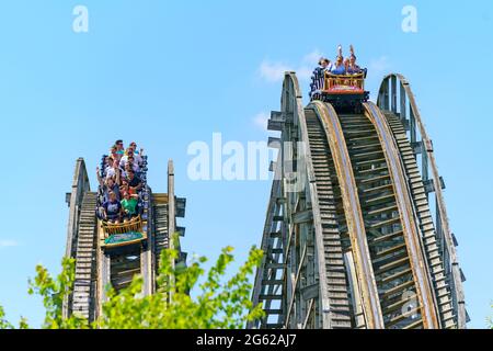 Hershey, Pennsylvania, USA – 27 giugno 2021: I visitatori di Hersheypark cavalcano le prime montagne russe in legno a doppio circuito degli Stati Uniti. Foto Stock