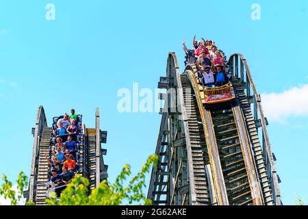 Hershey, Pennsylvania, USA – 27 giugno 2021: I visitatori di Hersheypark cavalcano le prime montagne russe in legno a doppio circuito degli Stati Uniti. Foto Stock