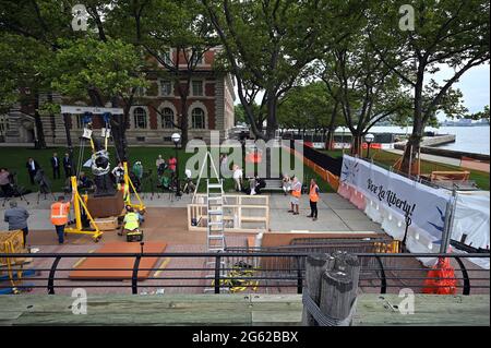 New York, Stati Uniti. 01 luglio 2021. La "sorellina" della Statua della libertà (Petite soeur in francese) è pronta per essere inaugurata in occasione di una cerimonia organizzata dall'Ambasciata di Francia a Ellis Island a New York, NY, 1 luglio 2021. In esposizione fino al 5 luglio prima di trasferirsi all'ambasciata francese a Washington, DC, la statua in bronzo alta quasi 10 metri, basata sull'originale calco in gesso della sua grande sorella su Liberty Island. (Foto di Anthony Behar/Sipa USA) Credit: Sipa USA/Alamy Live News Foto Stock