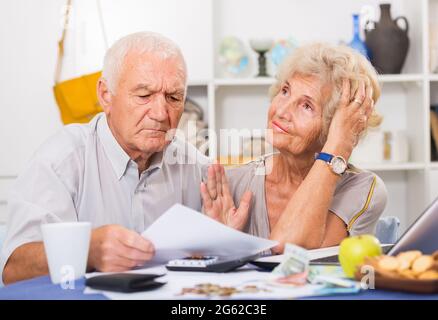 Una coppia anziana frustrata ha affrontato problemi finanziari Foto Stock