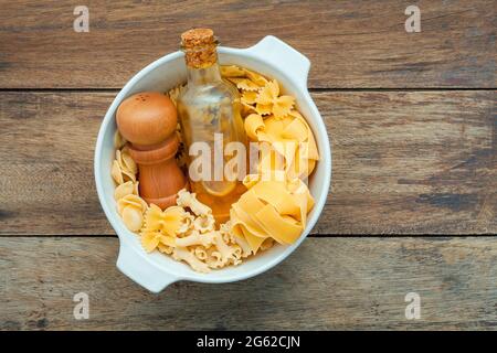 Cibi italiani del concetto e del design del menu. Varie specie di farfalle, Pasta un riso, orecchiette Pugliesi, gnocco Sardo e farfalle in vaso di ceramica s Foto Stock