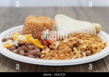 Deliziosa cucina messicana di chorizo e uova con un lato di riso e fagioli per colazione. Foto Stock