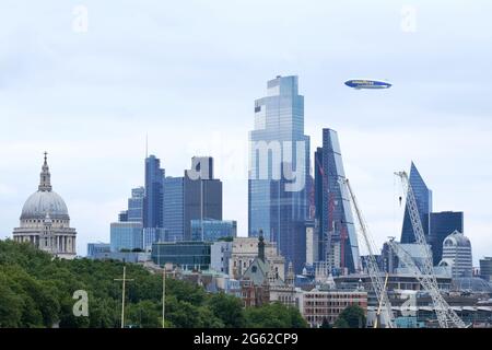 Il Goodyear Blimp si sposta sullo skyline di Londra nella sua prima visita in un decennio. Il velivodromo circled sopra il centro di Londra prima di ritornare a Calais Foto Stock