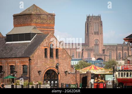 Il Pumphouse a Canning Dock, Liverpool, con la cattedrale anglicana in lontananza Foto Stock