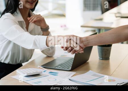 Commercialisti finanziari e marketing scuotendo la mano per congratularsi con le prestazioni immobiliari, business etiquette, congratulazioni, fusione e. Foto Stock