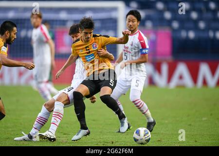 Buriram, Thailandia. 30 giugno 2021. Sergio Suarez (R) del Port FC visto in azione durante l'AFC Champions League 2021 Gruppo J partita tra Cerezo Osaka e Port FC al Buriram Stadium.(punteggio finale; Cerezo Osaka 1:1 Port FC) (Foto di Amphol Thongmueangluang/SOPA Images/Sipa USA) Credit: Sipa USA/Alamy Live News Foto Stock