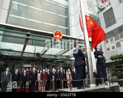 Hong Kong, Cina. 1 luglio 2021. Una cerimonia nazionale di bandiera è tenuta dall'Ufficio di collegamento del governo centrale del popolo nella regione amministrativa speciale di Hong Kong (HKSAR) a Hong Kong, Cina meridionale, il 1 luglio 2021. Credit: Li Gang/Xinhua/Alamy Live News Foto Stock