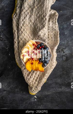 Mattina sana colazione a base di cereali con frutta esotica, mirtillo, banana, granato e pera Foto Stock