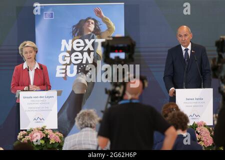 Brdo PRI Kranju, Slovenia. 1 luglio 2021. Il presidente della Commissione europea Ursula von der Leyen (L) e il primo ministro sloveno Janez Jansa partecipano a una conferenza stampa congiunta a Brdo pri Kranju, Slovenia, il 1° luglio 2021. Giovedì scorso la Slovenia ha formalmente assunto la presidenza semestrale del Consiglio dell'Unione europea (UE), con particolare attenzione alla lotta contro la pandemia e la ripresa della COVID-19, al miglioramento della capacità di risposta alle crisi future e all'allargamento dell'UE. Credit: Zeljko Stevanic/Xinhua/Alamy Live News Foto Stock