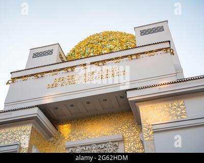 Secession Building Golden Dome a Vienna, Austria, chiamata anche Secessione di Wiener - con l'iscrizione 'ad ogni età la sua Arte, ad ogni Arte la sua libertà'. Foto Stock