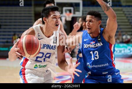 Belgrado. 1 luglio 2021. Philippine Justine Baltazar (L) vies con l'Angelo della Repubblica Dominicana Thomas Nunez Castillo durante la partita di basket del torneo olimpico di qualificazione FIBA tra le Filippine e la Repubblica Dominicana a Belgrado, Serbia, il 1 luglio 2021. Credit: Predrag Milosavljevic/Xinhua/Alamy Live News Foto Stock