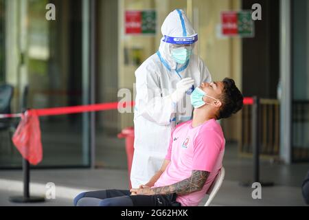 Buriram, Thailandia. 02 luglio 2021. Un operatore sanitario che indossa una tuta protettiva raccoglie un campione di tampone nasale da Charyl Chappuis, un calciatore del Port FC per testare il coronavirus COVID-19 all'hotel modenese di Buriram. Il Ministero della Salute pubblica della Thailandia ha registrato 270,921 casi di coronavirus, 214,340 recuperati e 2,133 morti. (Foto di Amphol Thongmueangluang/SOPA Images/Sipa USA) Credit: Sipa USA/Alamy Live News Foto Stock
