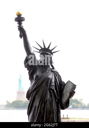 New York City, Stati Uniti. 01 luglio 2021. Lady Liberty's 'Little Sister' durante la cerimonia di inaugurazione a Ellis Island a New York City, NY, USA il 1 luglio 2021. La statua in bronzo alta circa 9 metri, realizzata con il modello originale in gesso del 1878 di Auguste Bartholdi, sarà esposta durante il fine settimana del 4 luglio prima di essere installata fuori dalla residenza dell'Ambasciatore francese a Washington DC il giorno della Bastiglia. Foto di Charles Guerin/ABACAPRESS.COM Credit: Abaca Press/Alamy Live News Foto Stock