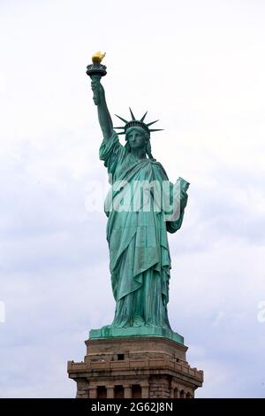 New York City, Stati Uniti. 01 luglio 2021. Vista della Statua della libertà a New York City, NY, USA il 1 luglio 2021. Foto di Charles Guerin/ABACAPRESS.COM Credit: Abaca Press/Alamy Live News Foto Stock