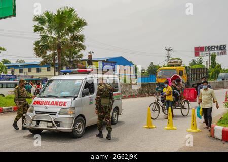 Chittagong, Bangladesh. 01 luglio 2021. I soldati dell'esercito arrestano un'ambulanza ad un punto di controllo durante il lockdown.il governo del Bangladesh ha annunciato un blocco rigoroso per contenere la diffusione del coronavirus di Covid-19. (Foto di Dey Joy/SOPA Images/Sipa USA) Credit: Sipa USA/Alamy Live News Foto Stock